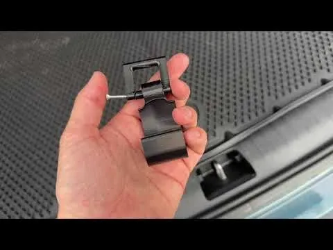 Крючок для фальшпола багажника Geely Monjaro: обзор и установка