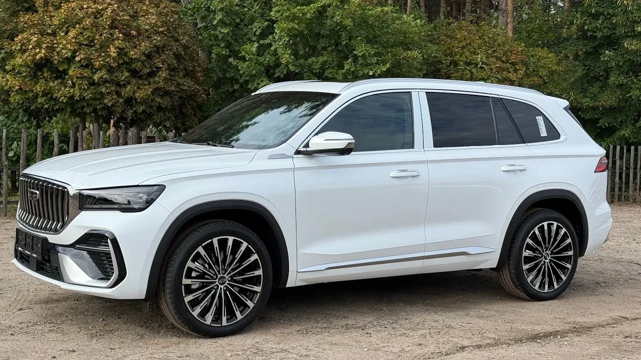 Новый Geely Monjaro 2026 на 245 л.с. в белом перламутре: комплектация и особенности доналоговой версии