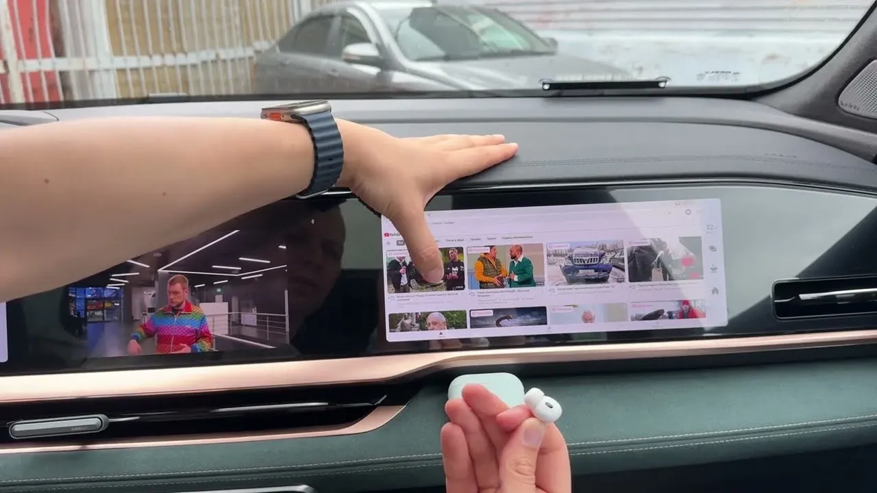 Как смотреть YouTube одновременно на двух экранах Geely Monjaro