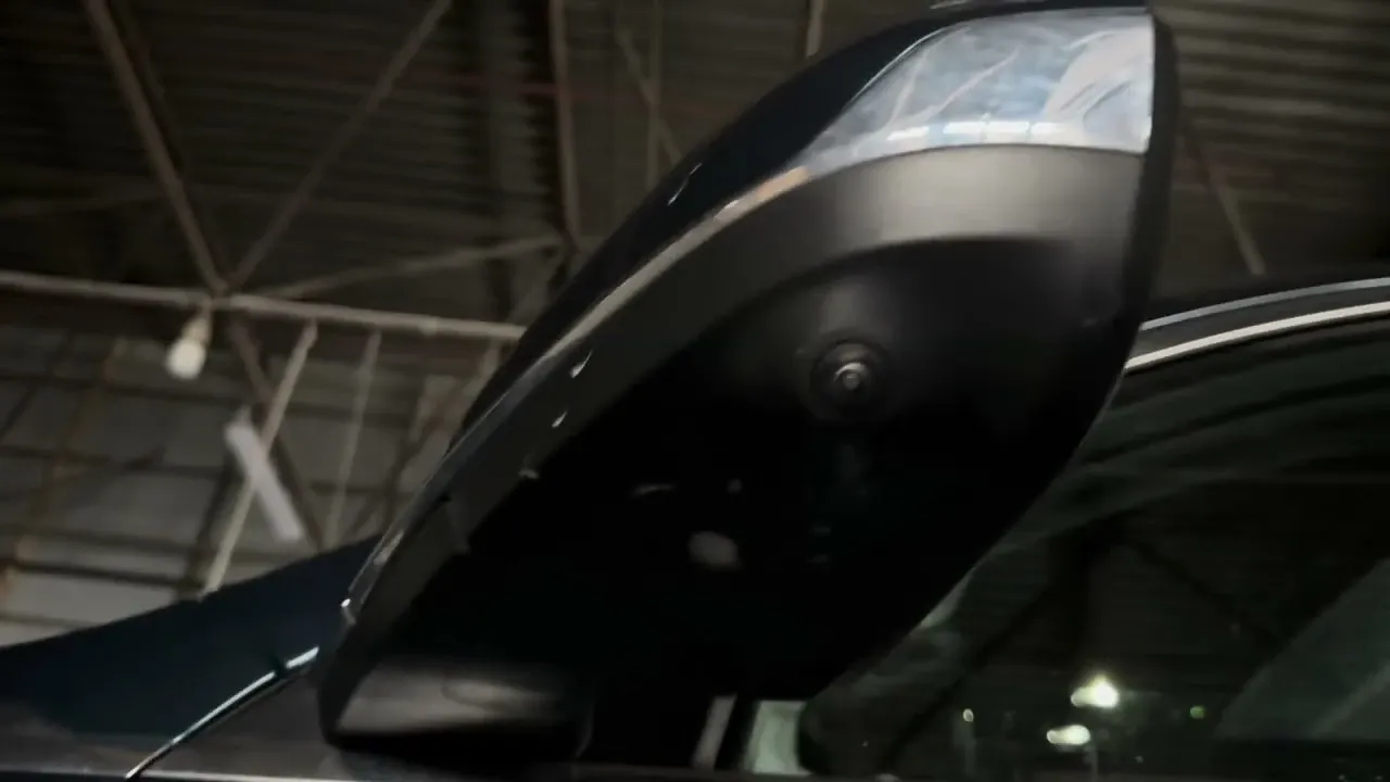 Приветственная подсветка под дверью Geely Monjaro: как настроить задержку