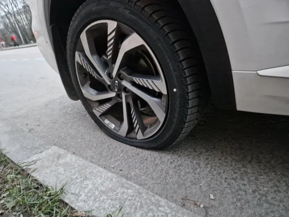 Пробитие шины на Geely Monjaro: история владельца о вандализме и ремонте