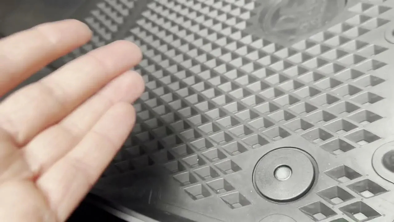 Резиновые коврики Deform для Geely Monjaro: обзор и впечатления