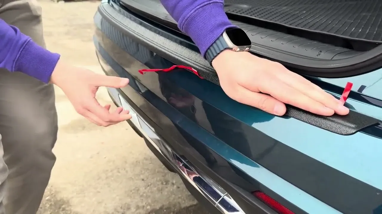 Защитная накладка на бампер багажника Geely Monjaro: установка своими руками