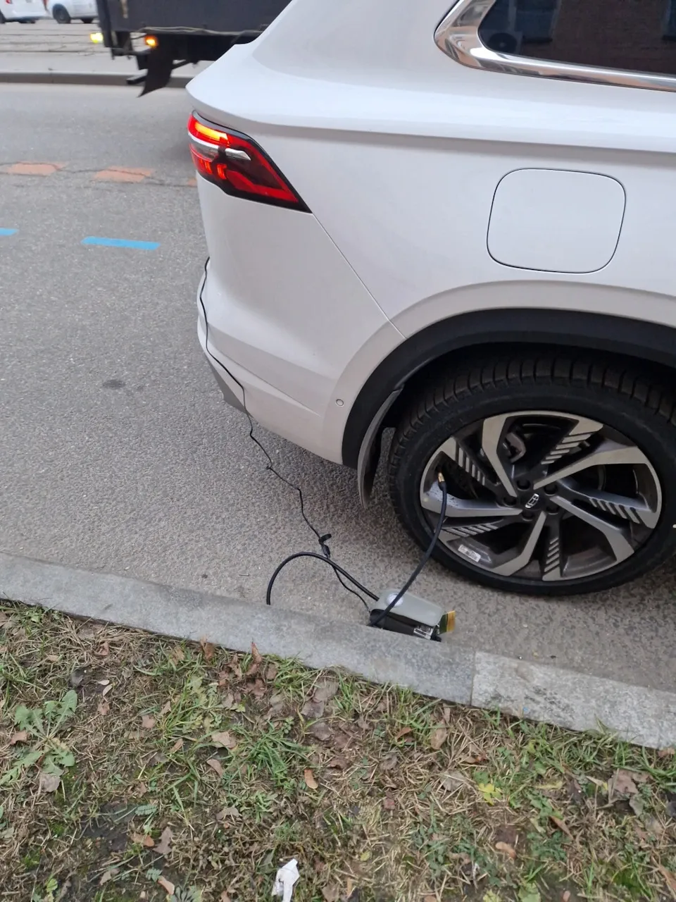 Колесо Geely Monjaro с проколом