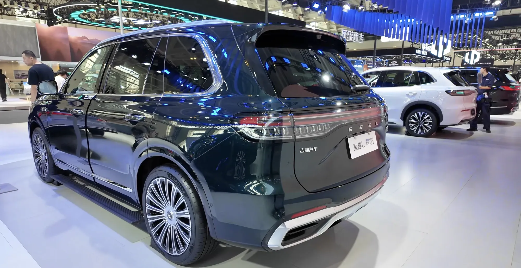 Geely Monjaro L Plus сзади на выставочном стенде