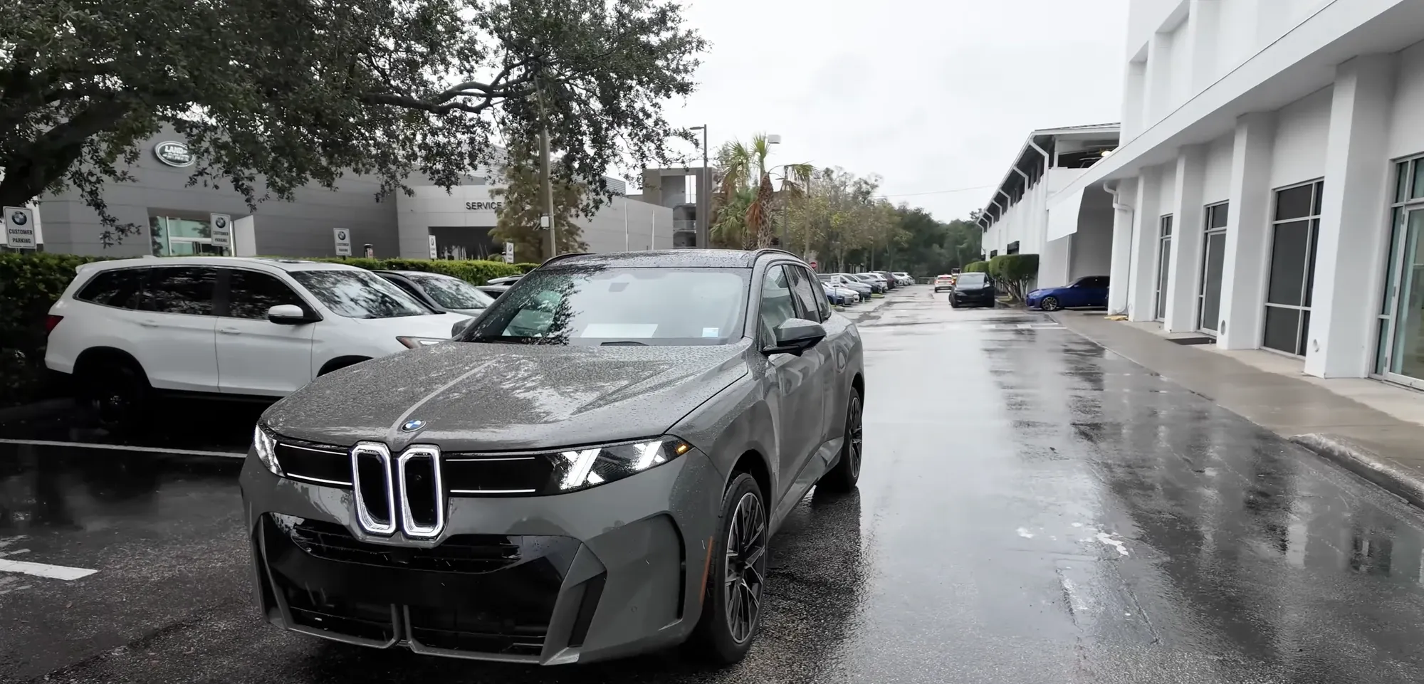 Новый BMW X5 G65 2027 на парковке