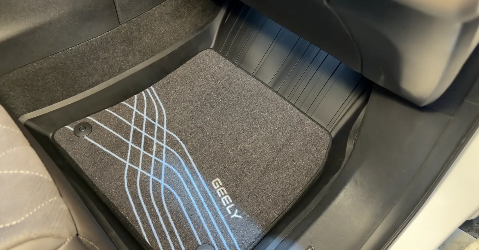 Оригинальный китайский ворсовый коврик Geely Monjaro с логотипом GEELY