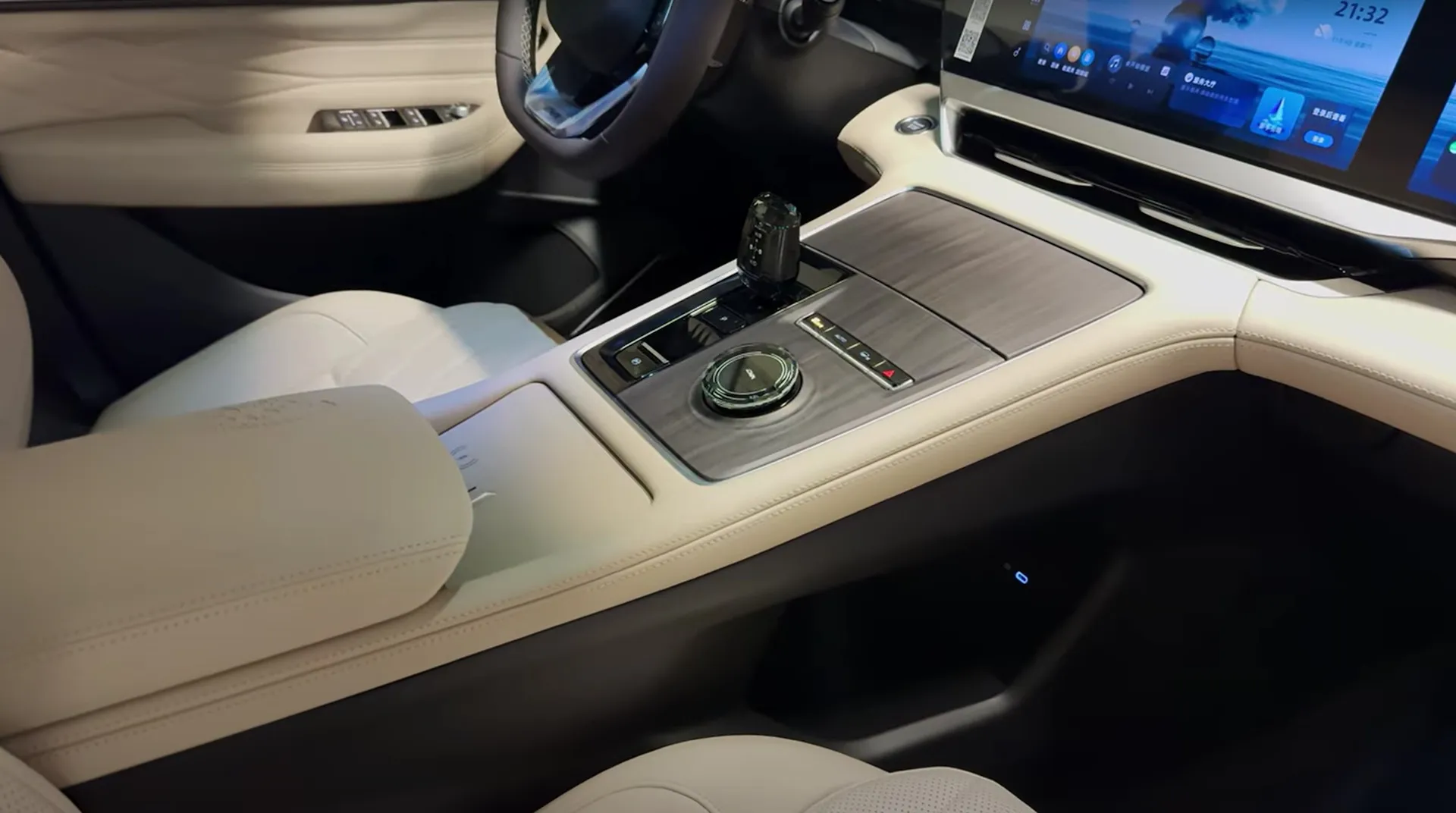 Рестайлинг Geely Monjaro сзади 2025