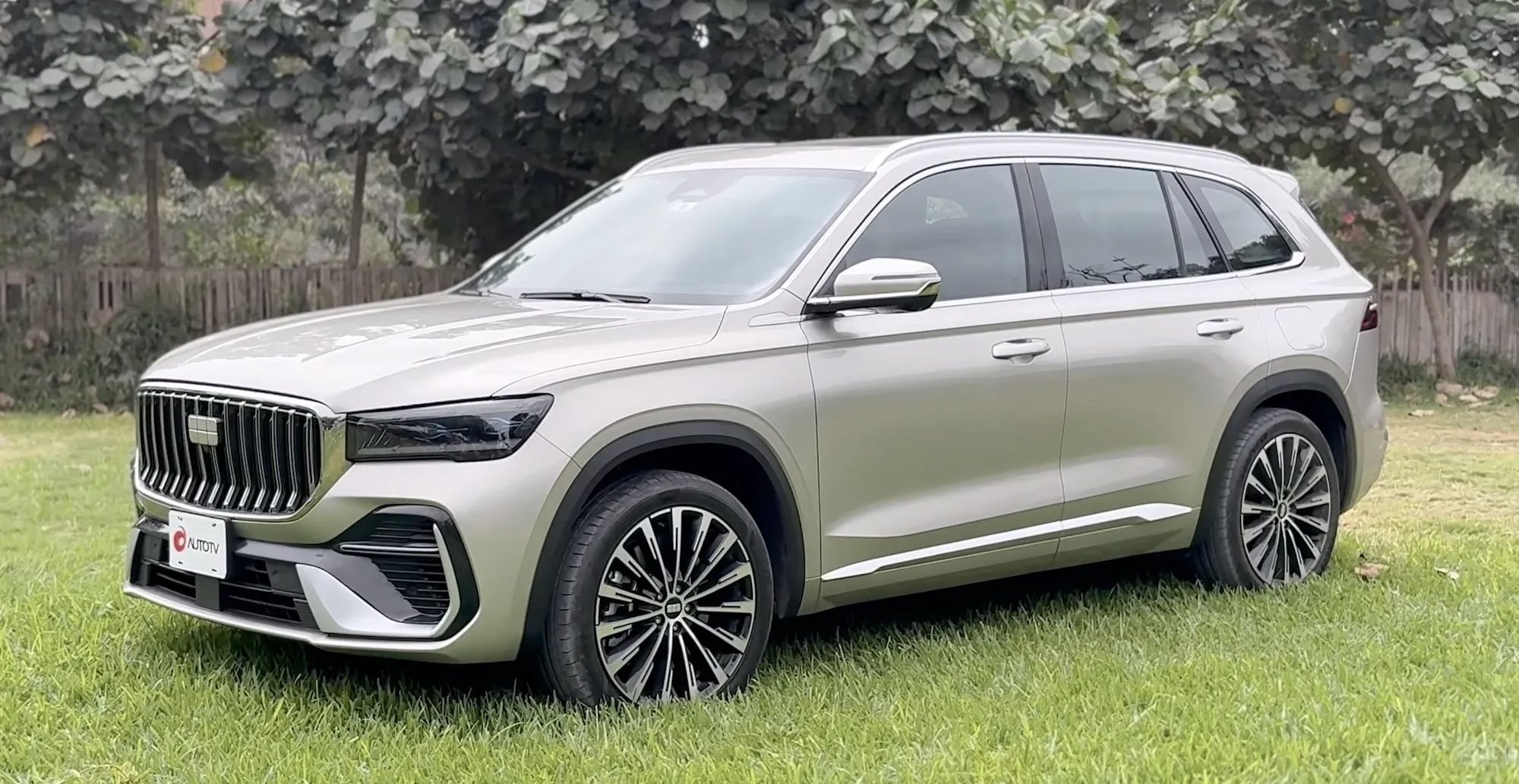 Geely Monjaro в серебристом цвете