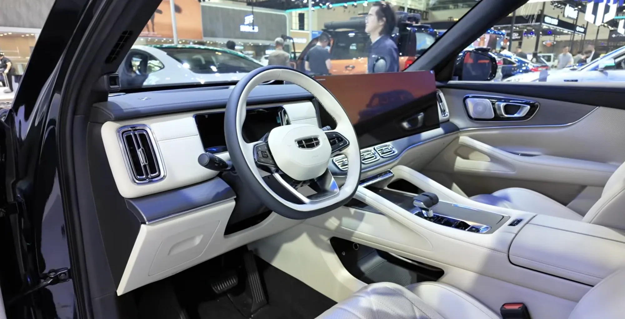 Передняя часть салона Geely Monjaro L Plus