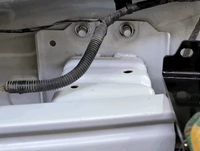 Усилитель крепится к штатное место